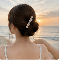 Phối kẹp tóc vỏ sò với kiểu tóc mùa hè