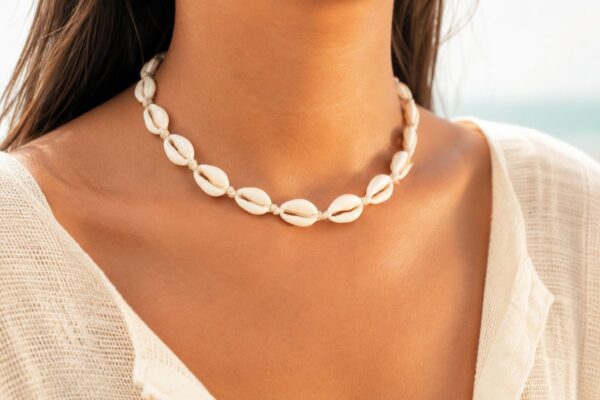 Đeo choker ôm cổ cùng áo tông trắng giúp gương mặt sáng bừng.
